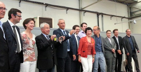 Les partenaires grenoblois du projet HyWay de gauche à droite : Jean-Benoît Carreau (Renault), Fabio Ferrari (Symbio FCell), Catherine Candela (Tenerrdis), Jean-Claude Peyrin (Conseil départemental de l’Isère), Fabrice Hugelé (La Métro), Bertrand Amelot (McPhy Energy), Arnaud Mainsant (Ademe), Françoise Charbit (CEA), Benoit Leclair (Rhône-Alpes), qui masque Pascal Ghielmetti (Cofely), Pierre-Etienne Franc (Air Liquide AB&T), Nicolas Fléchon GEG et Pierre-Yves Le Berre (Symbio FCell). [Photo Enviscope]