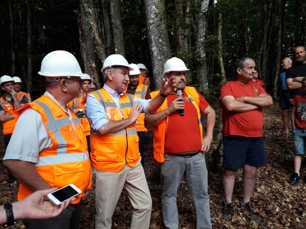 Christophe Guilloteau, président du Conseil Départemental du Rhône, en compagnie des frères Champalle, de la société Eau Energie, sur un chantier en forêt du massif du Mont-Saint-Rigaud ( Enviscope)