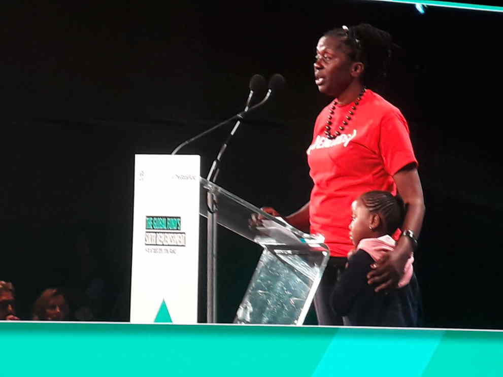Mme Mudanda, d'Ouganda, qui a été malades du sida, qui a perdu des filles touchées par la maladie et sa plus jeunes fille, protégée de la maladie