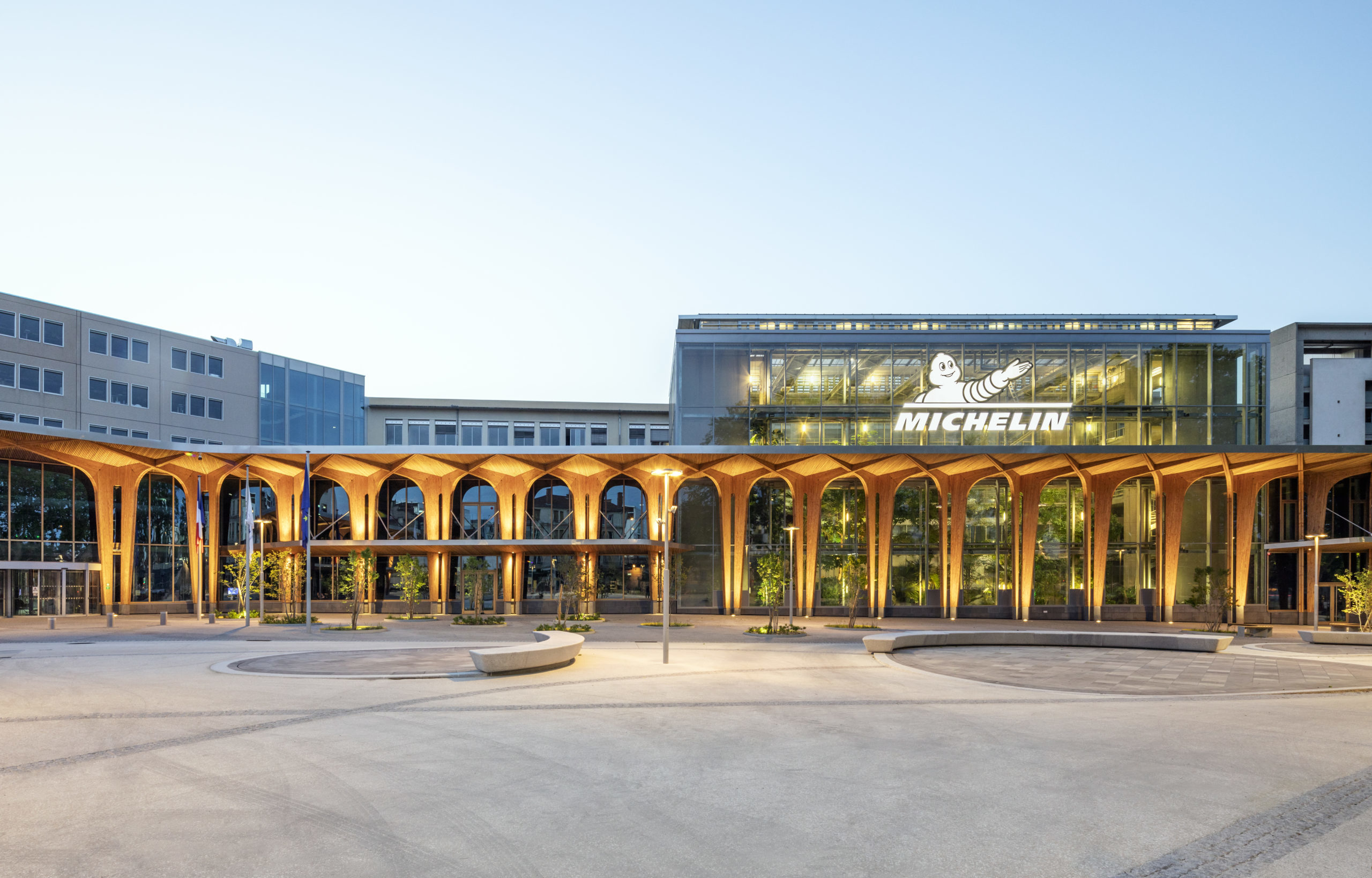La nouvelle place des Carmes et le bâtiment d’accueil du siège social de Michelin inaugurés à Clermont-Ferrand