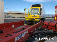 Le chargement d'une remorque sur un wagon de Lorry ( photo Lorry)