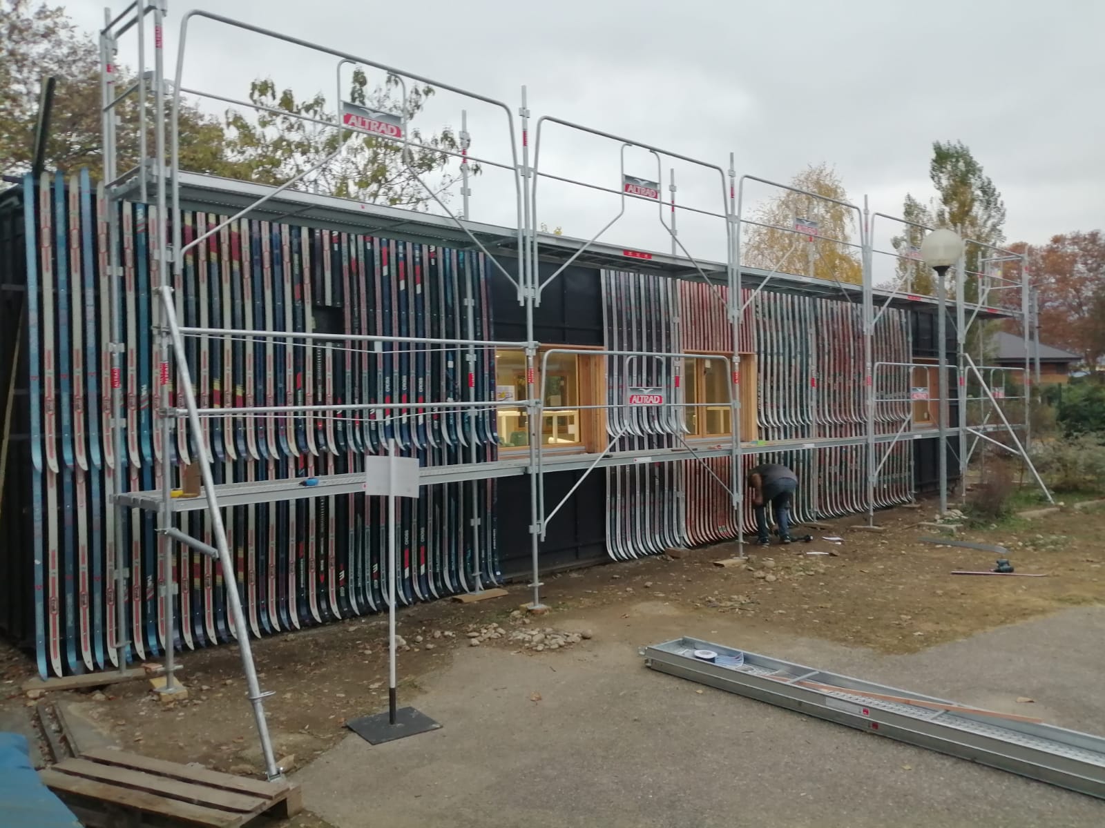 Chantier pédagogique : l’Asder rénove des bungalows en bâtiments performants