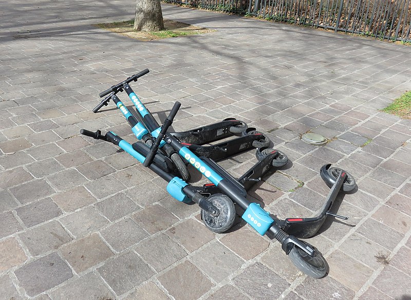 Villeurbanne interdit le stationnement des trottinettes