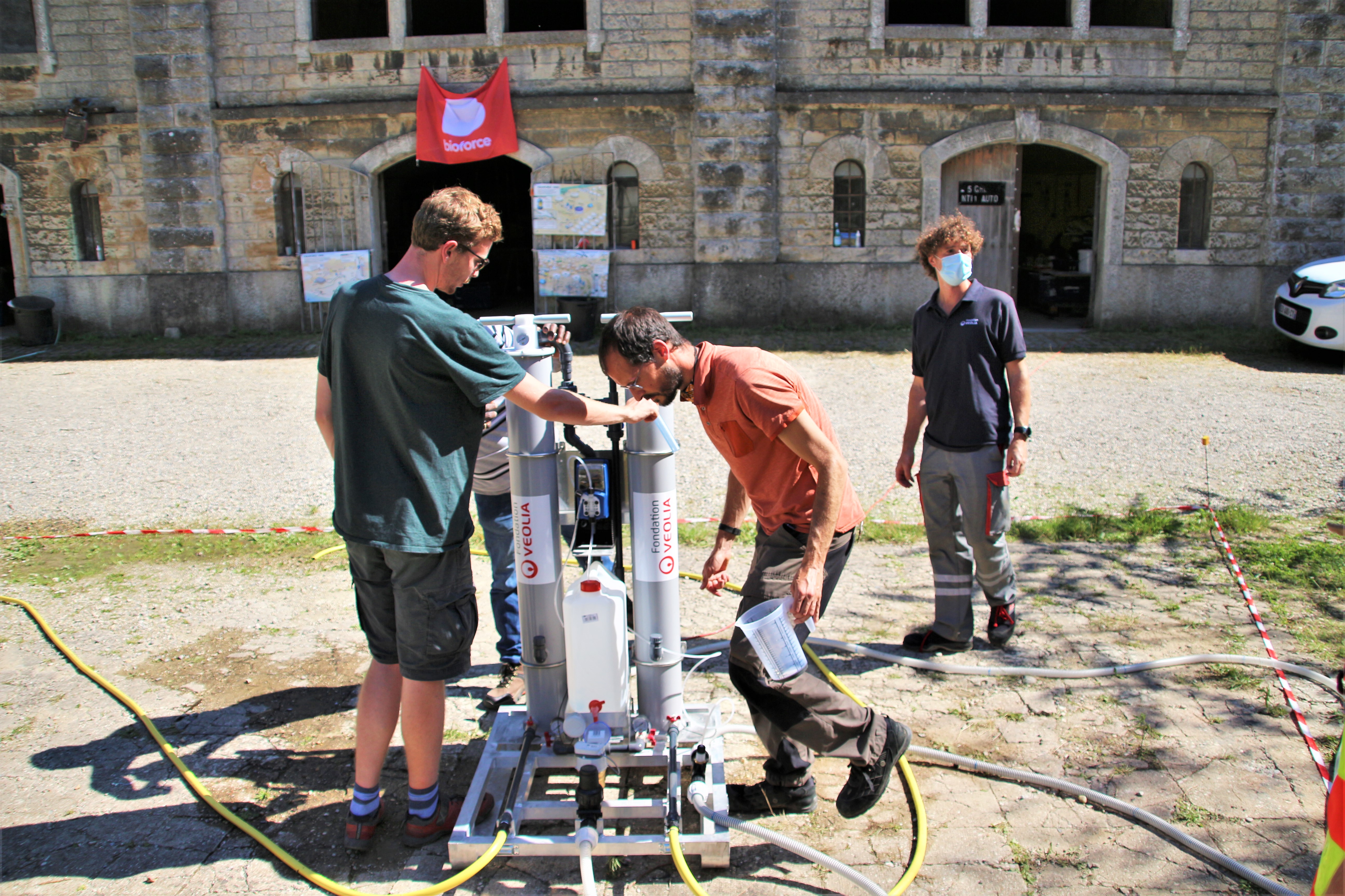 Bioforce et la fondation Veolia forment des étudiants à la production d’eau potable en urgence