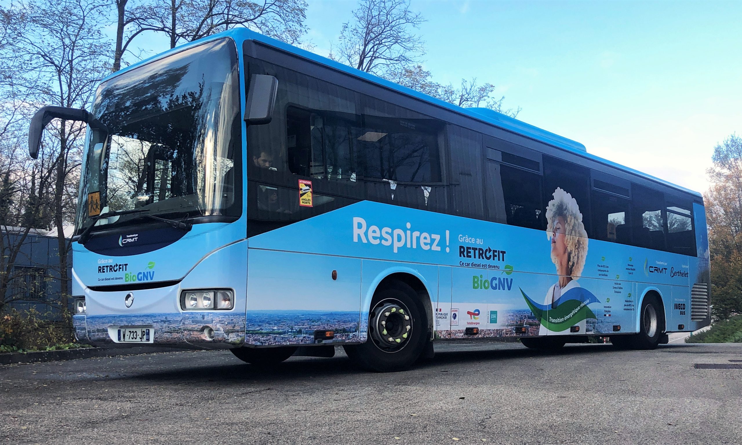 Un autocar scolaire rétrofité du diesel vers le BioGNV