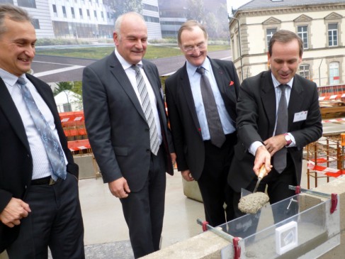 Didier Roux-Dessarps (GSE) est le premier à prendre la truelle devant Patrick François (CDC), Jean-Pierre Gaillard (Crédit Agricole) et Claude Massit (CEA-Leti). [photo Enviscope]