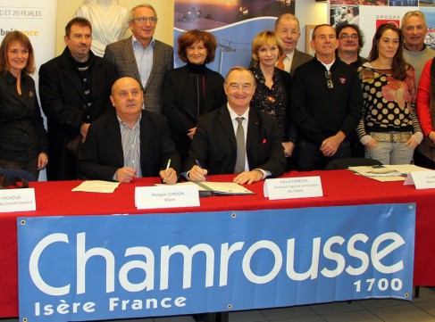 Sous l'oeil attentif des représentants locaux et du vice-président à l'Economie et au Tourisme du Conseil gnéral de l'Isère, , maire de Chamrousse et Patrick François, directeur régional de la Caisse des Dépots ont signé une convention pour engagr des travaux sur les 20 ans qui viennent