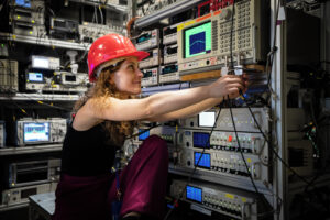 La physicienne Barbara Latacz au travail dans l’expérience BASE (image: CERN) 
