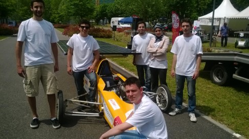 Un équipage de jeunes élèves ingénieurs, en stage à l'INES, a préparé le véhicule pour la Course solaire Enviscope.com