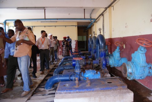 La production d'eau potable est un enjeu en Afrique, comme ici en Guinée dans une unité cogérée avec la SAUR ( Enviscope.com