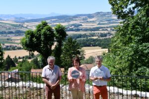 Marie-Anne Marchis, Vice-présidente du Conseil départemental du Puy de Dôme, en charge du tourisme, de l’UNESCO et des Grands Sites de France, Bertrand Barraud, Président de la communauté de communes Agglo Pays d’Issoire et Maire d’Issoire, et Bertrand Livet, Maire d’Usson, ont inauguré le deuxième belvédère du réseau départemental.