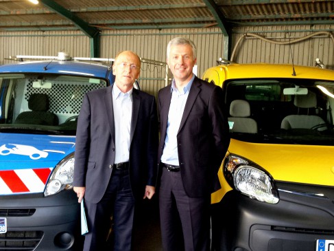 Messieurs Masset et Zatti, respectivement directeur territorial d’ERDF en Isère et délégué du groupe La Poste pour l’Isère ont dévoilé le 2 juillet dernier, les résultats d’Infini Drive à Grenoble et le guide à destination des entreprises et collectivités "Pour un futur du Véhicule Electrique", une référence pour les Pouvoirs publics. [Photo ERDF]