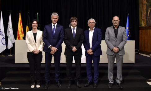 Légende de gauche à droite : Anna BAZZA, Chargée de coopération, Région Lombardie, Laurent WAUQUIEZ, Président du Conseil régional Auvergne Rhône-Alpes, Carles PUIGDEMONT, Président de la Généralité de Catalogne, Jürgen WALTER, Secrétaire d’Etat au Ministère de la science, de la recherche et de la culture, Bade-Wurtemberg, et Raül ROMEVA I RUIDA, Ministre des Affaires étrangères, des relations institutionnelles et de la transparence, Catalogne. Crédit photo : © Franck TRABOUILLET / Région Auvergne Rhône-Alpes.