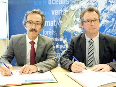 Jean Papadopulo, président de la Capi et maire de la petite commune de four dans le nord Isère et le tout nouveau président des Vallons de La Tour, Jean-Paul Paget, ont signé comme tous leurs collègues des autres Territoires à énergie positive pour la croissance verte, le convention qui leur permet d’avoir le soutien financier de l’Etat. [Photo Bernard Suard – MEDDE]