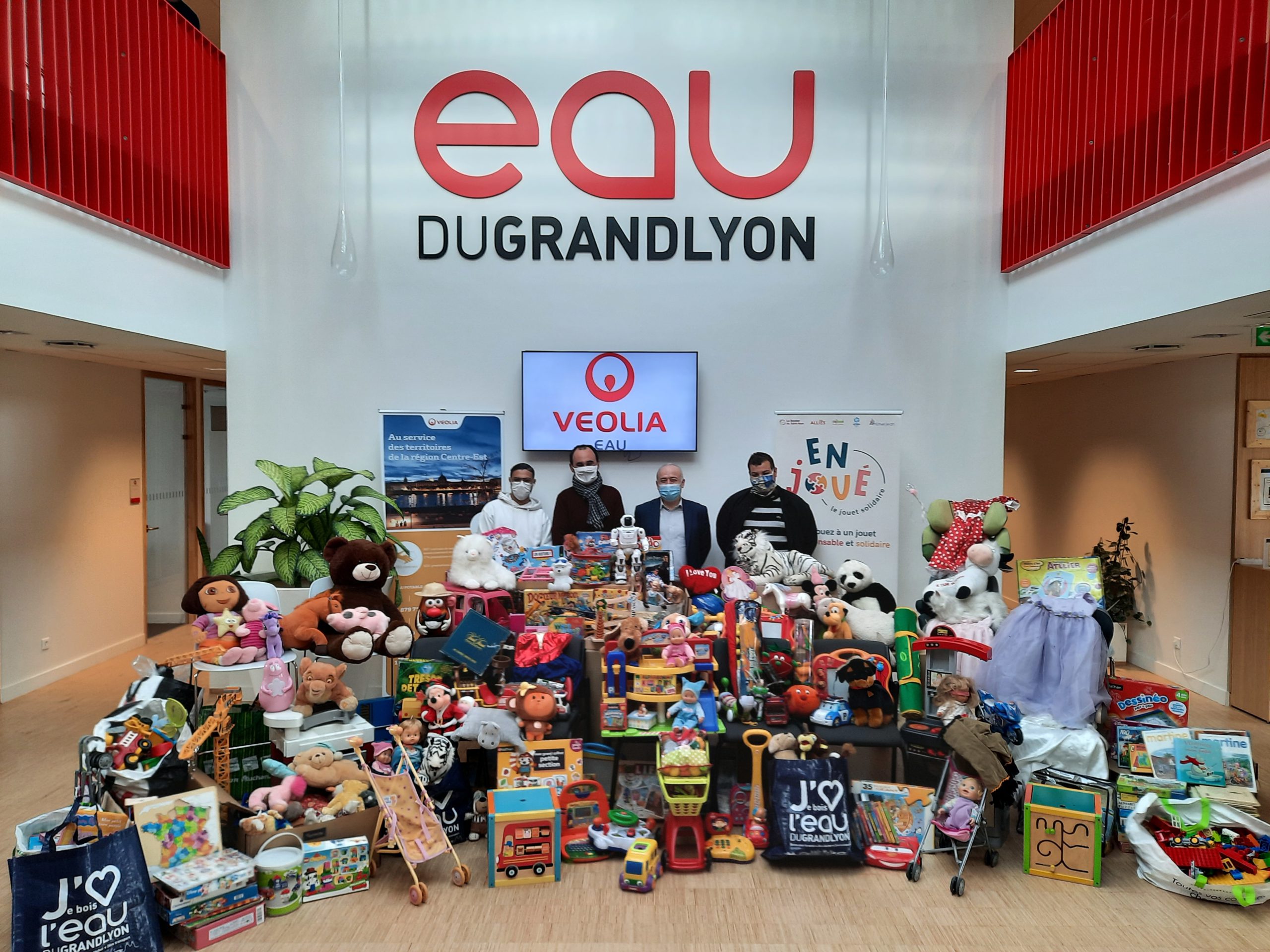 Les salariés de Veolia Lyon collectent 1000 jouets pour l’association Enjoué