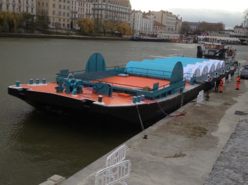 Des conteneurs installés sur la barge reçoivent chacun une catégorie de déchets, que des personnels de la déchèteries aident les usagers à transporter des véhicules aux conteneurs spécifiques ( photo Suez Environnement)