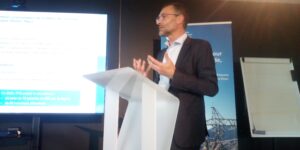 La part de la production décarbonée est de 96,5 % en raison du poids de la filière électro-nucléaire  (  4 centrales)  mais aussi en raison d'une production d'électricité d'origine renouvelable dont la part de la production est de 25,5 % .