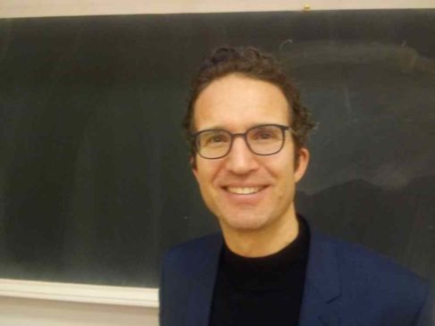 " Assisté par le robot, le chirurgien bénéficie d'une vision améliorée de la zone d'intervention, son geste est plus précis, et la fatigue est réduite." explique le Dr Raphaël Bourdariat, chirurgien à l'Hôpital Jean Mermoz, à Lyon.
