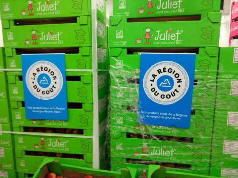 Mille produits alimentaires issus des fermes d'Auvergne Rhône-Alpes sont mieux connus grâce à l'étiquette bleue " La Régon du Goût" , ici au Marché de Gros de Lyon ( photo Enviscope.com)