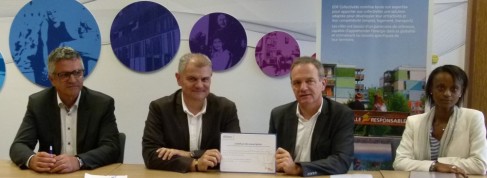 Gérard Poncet, président de la SDH et Frédéric Rolland, directeur général, Francis Pillot, directeur d’EDF Commerce Rhône-Alpes Auvergne marché des Collectivités territoriales et Solidarité et Fany Fourment, attachée commerciale EDF, viennent de signer la convention de partenariat [Photo SDH]