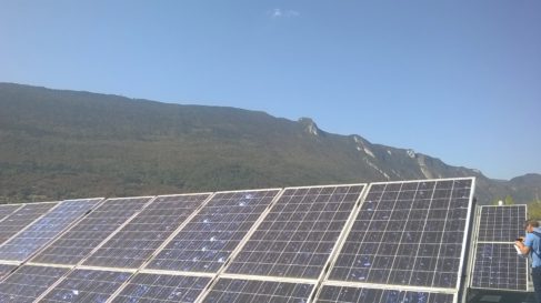 Les toits de l'INES hébergent des panneaux photovoltaïques pour des recherches , mais aussi pour des tests de qualification