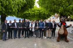 De gauche à droite Joël Baud-Grasset, Conseiller départemental du canton de Sciez, Jean-Baptiste Baud, Conseiller régional, Richard Baud, Conseiller départemental du canton de Thonon-les-Bains, Cyril Pellevat et Sylviane Noel, Sénateurs, Christian Monteil, Président du Département de la Haute-Savoie, Jacques Burnet, Maire de Lugrin, Géraldine Pflieger, Maire de Saint-Gingolph, Marion Lenne, Députée, Josiane Lei, Vice-Présidente du Département, Présidente de la CCPEVA, Nicolas Daragon, Vice-Président de la Région AURA en charge du tourisme, Florence Duvand, Conseillère régionale, Loïc Hervé, Sénateur, Chrystelle Beurrier, Vice-Présidente du département, Présidente de Départements & Régions cyclables. Crédits photos à mentionner : « ©Dep 74 / L. Guette »