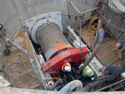 Le mini-tunnelier, comme ici des buses de béton, sont descendus dans un puits de dix mètres de diamètre, puis poussés dans la galerie où les buses sont hermétiquement jointes ( Enviscope.com)