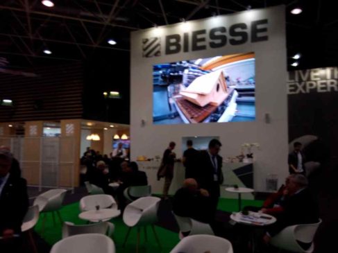 La société italienne Biesse, implantée en France, présente sur plus de 1000 mètres carrés propose des machines ultra modernes pour transformer le bois ( Enviscope.com)