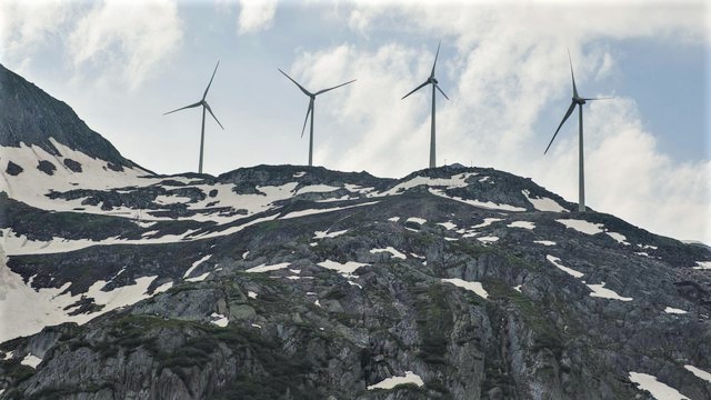 Neutralité (carbone) de la Suisse : le solaire et l’éolien en montagne incontournables