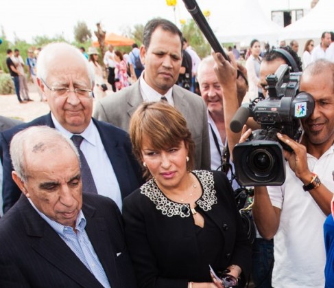 La convention a été signée dans le cadre du premier Morocco Solar Festival, qui s’est tenu du 17 au 19 octobre à Ouarzazate. Le sénateur Jean-Pierre Vial (2e à G sur la photo) participait à ce festival marqué par la présence de Hakima El Haite, ministre déléguée à l’Environnement au Maroc, du gouverneur de la région d’Ouarzazate et du maire de cette ville. [Photo DR]