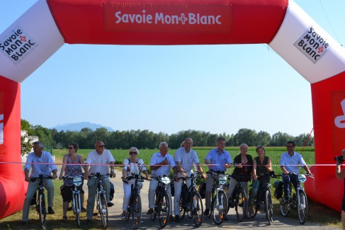 Les vélos électriques mis à la disposition de la Communauté de Communes de Chautagne permettent de découvrir plus facilement cette sectin de ViaRhôna ( photo Département de la Savoie)