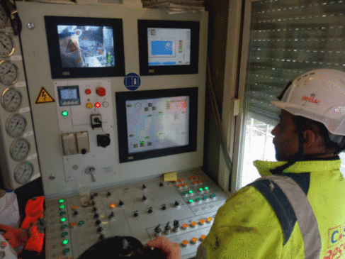 Sur le chantier d'un nouveau gazoduc desservant la plaine de l'Ain un opérateur de la société Bessac, prestataire de GRTgaz, pilote au centimètre très le mini-tunnelier qui creuse la galerie où passera la future canalisation ( Enviscope.com)