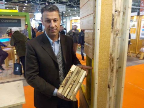 Présent sur le stand de la scierie Ducret ( Maillat, Ain) Bruno Robeil , Ecomurs, présente les éléments dont les planches rainurées sont bien visibles sur le cliché, entre les mains de Bruno Robeil et sur le panneau présenté à droite ( Enviscope.com)