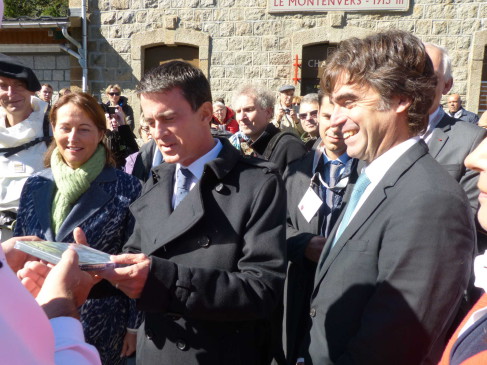 Eric Fournier accueille le premier ministre devant l'hôtel du Montenvers, au dessus de la Mer de Glace ( photo FR Bouquin Ville de Chamonix)